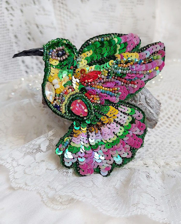 Broche Colibri Hibiscus brodée avec sequins, perles verres et perles Cristal Swarovski