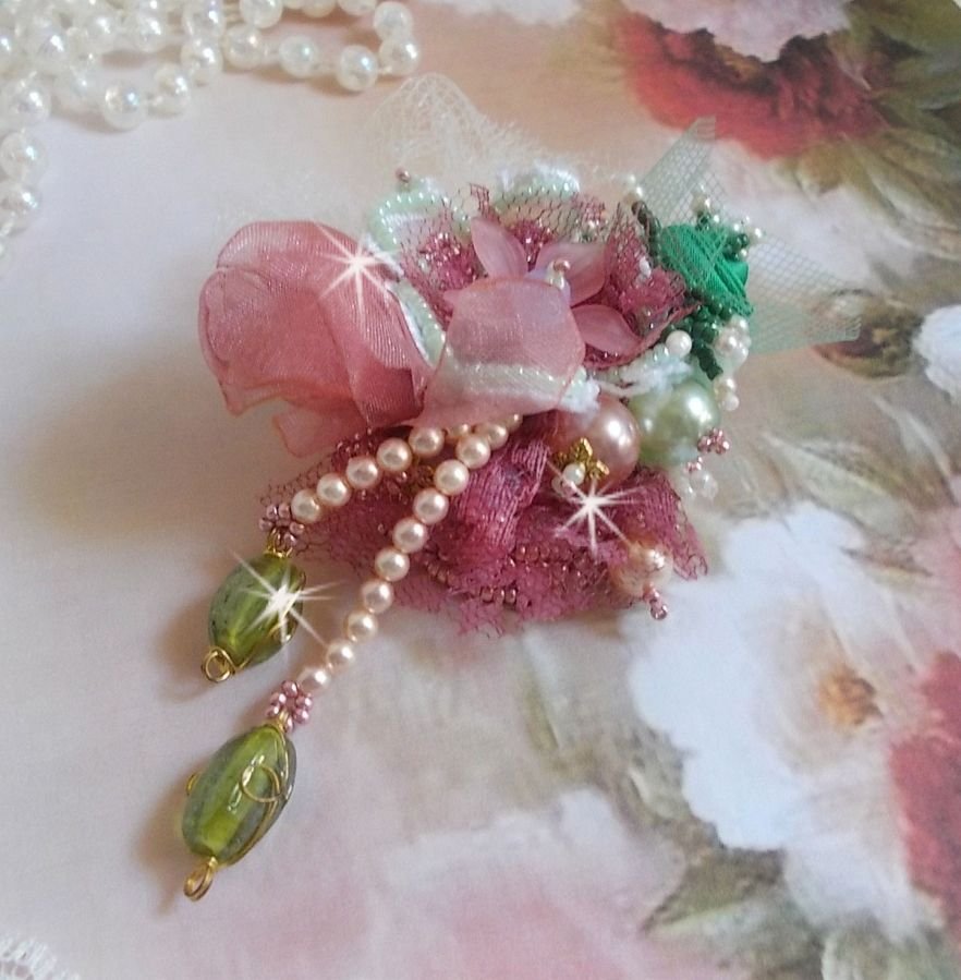 Soft Powdered broche gemaakt met kant, organza lint, Swarovski kralen, glazen kralen en rocailles. 