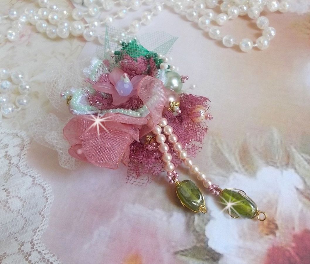 Soft Powdered broche gemaakt met kant, organza lint, Swarovski kralen, glazen kralen en rocailles. 