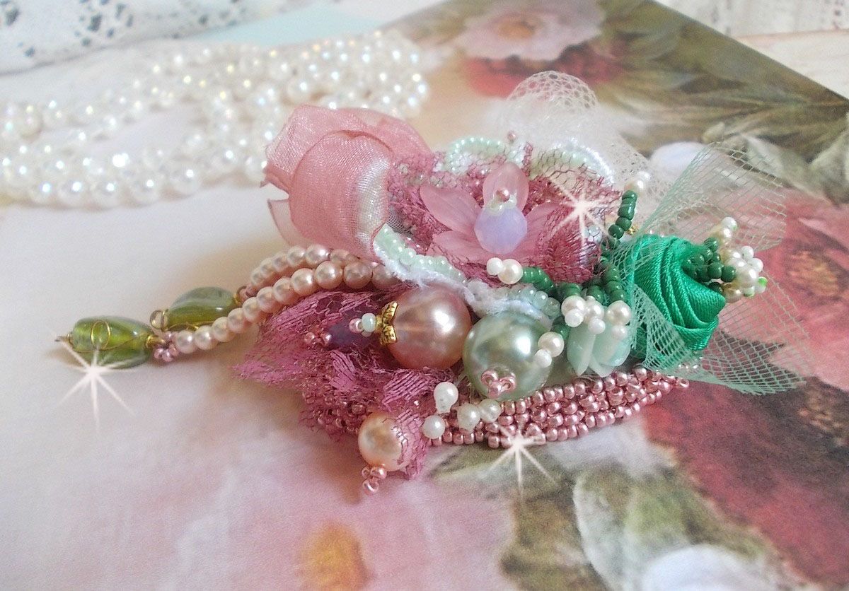 Soft Powdered broche gemaakt met kant, organza lint, Swarovski kralen, glazen kralen en rocailles. 