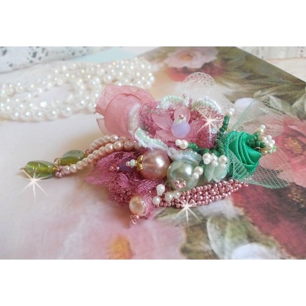 Soft Powdered broche gemaakt met kant, organza lint, Swarovski kralen, glazen kralen en rocailles. 