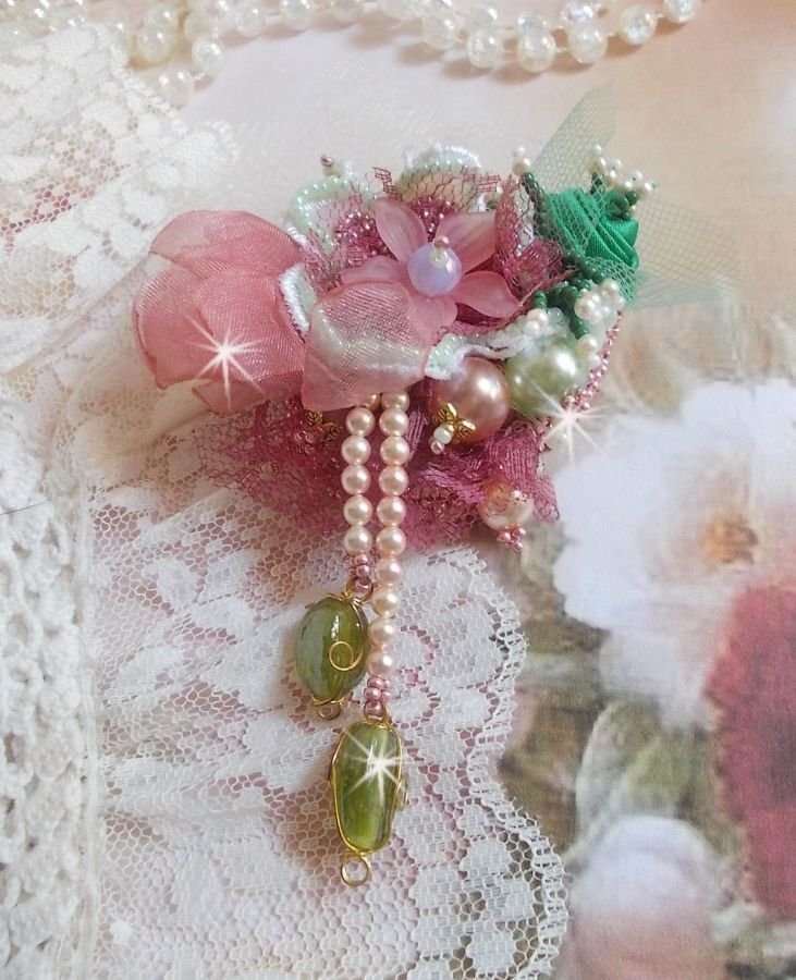 Soft Powdered broche gemaakt met kant, organza lint, Swarovski kralen, glazen kralen en rocailles. 