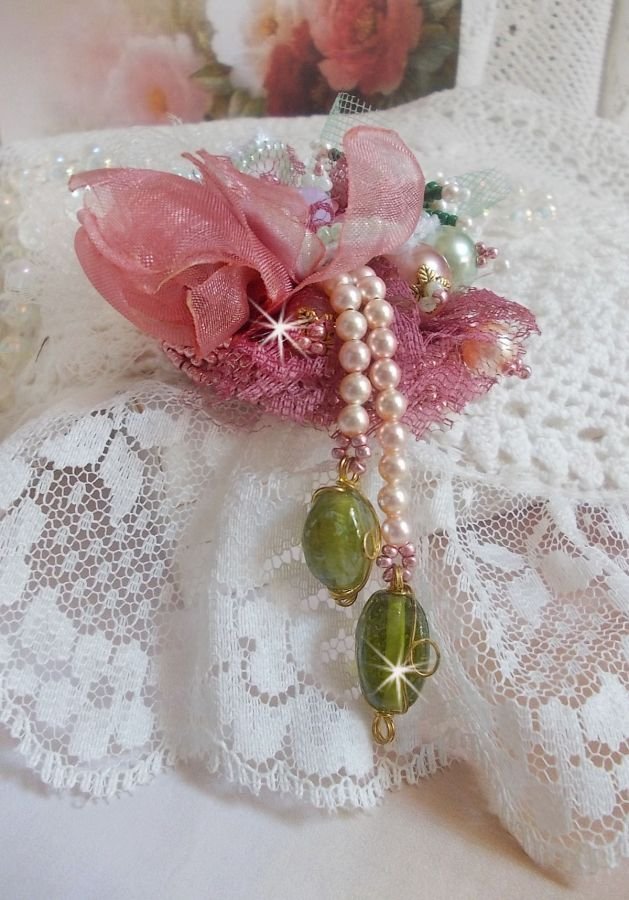 Soft Powdered broche gemaakt met kant, organza lint, Swarovski kralen, glazen kralen en rocailles. 