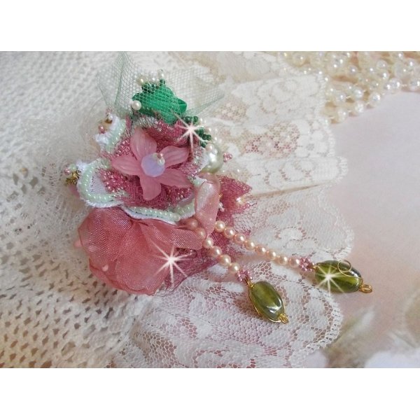 Soft Powdered broche gemaakt met kant, organza lint, Swarovski kralen, glazen kralen en rocailles. 