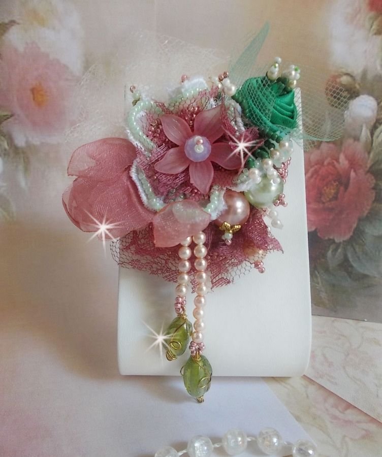 Soft Powdered broche gemaakt met kant, organza lint, Swarovski kralen, glazen kralen en rocailles. 