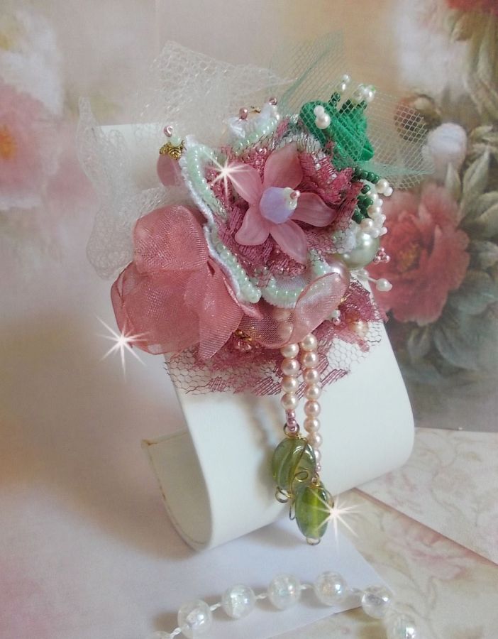 Soft Powdered broche gemaakt met kant, organza lint, Swarovski kralen, glazen kralen en rocailles. 