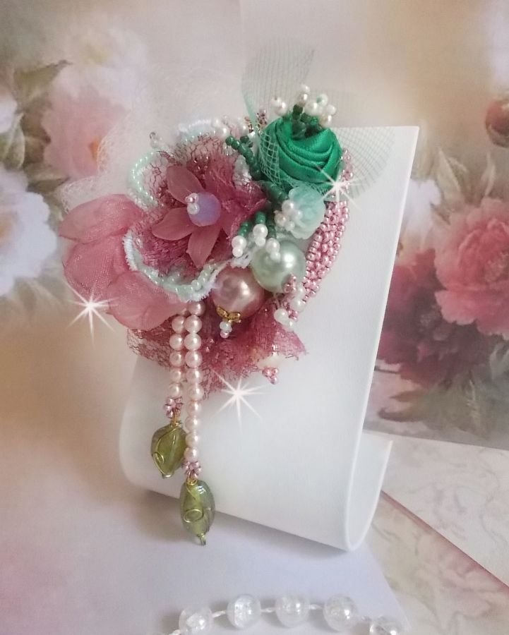 Soft Powdered broche gemaakt met kant, organza lint, Swarovski kralen, glazen kralen en rocailles. 