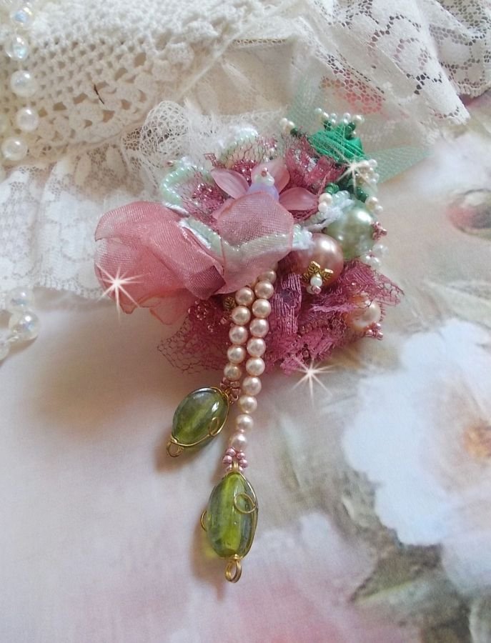 Soft Powdered broche gemaakt met kant, organza lint, Swarovski kralen, glazen kralen en rocailles. 