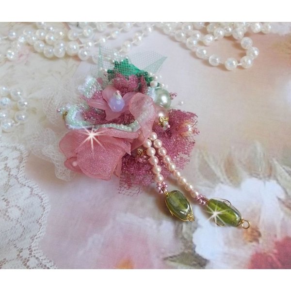 Soft Powdered broche gemaakt met kant, organza lint, Swarovski kralen, glazen kralen en rocailles. 