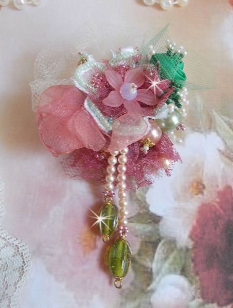 Soft Powdered broche gemaakt met kant, organza lint, Swarovski kralen, glazen kralen en rocailles. 