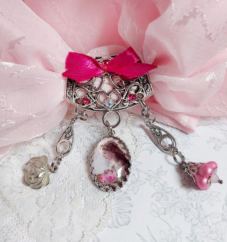 Broche Luna cr&eacute;&eacute;e avec cabochon et clochette verre, pendentifs arabesques m&eacute;tal et perles cristal Swarovski