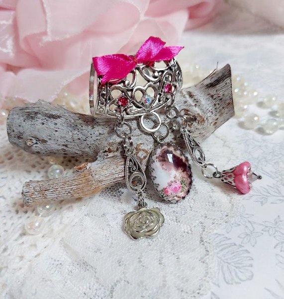 Broche Luna cr&eacute;&eacute;e avec cabochon et clochette verre, pendentifs arabesques m&eacute;tal et perles cristal Swarovski