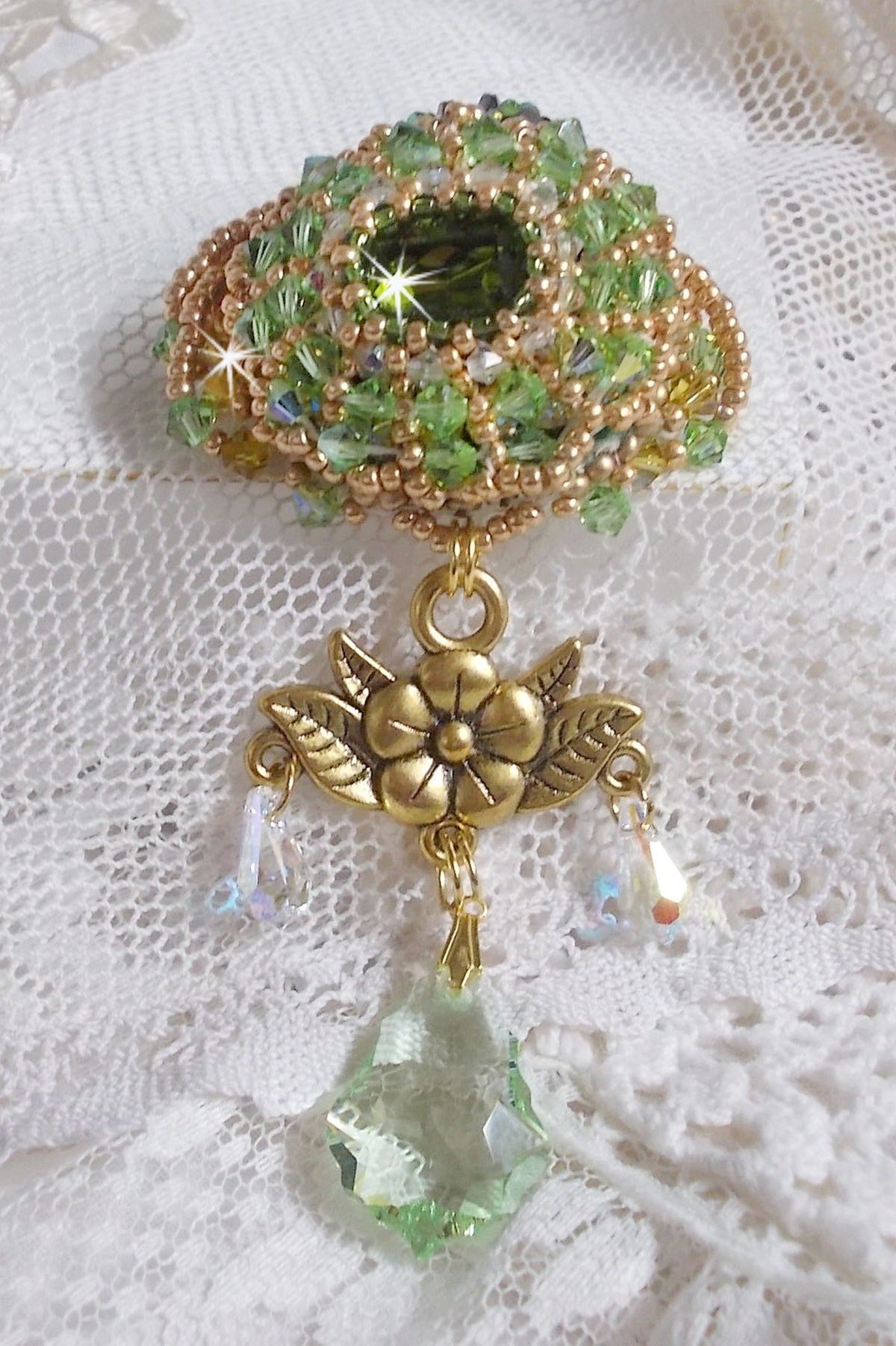 Broche Garden Party brod&eacute;e avec des cristaux de Swarovski, un cabochon vert Olivine en verre de boh&egrave;me des ann&eacute;es 1960 et des rocailles
