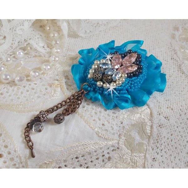 Belle Epoque Haute-Couture broche is geborduurd met Swarovski kristallen, ronde parels, bedels, lint en rocailles.