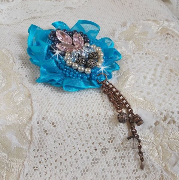 Belle Epoque Haute-Couture broche is geborduurd met Swarovski kristallen, ronde parels, bedels, lint en rocailles.