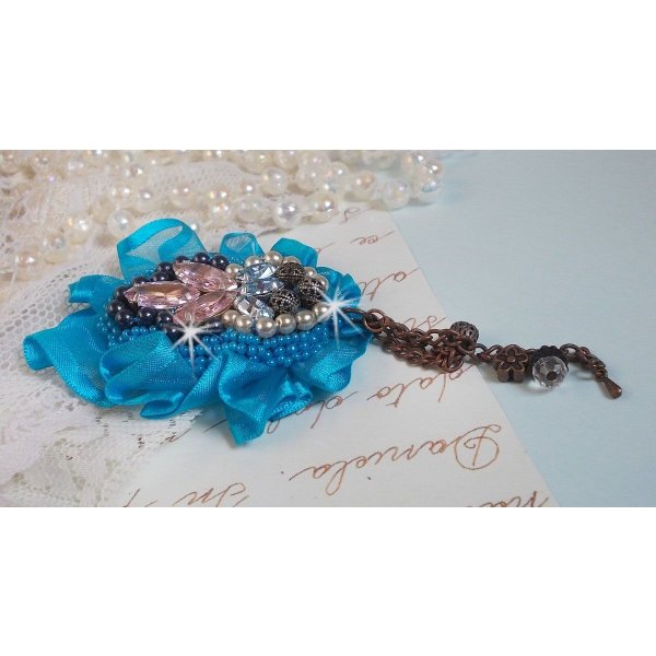 Belle Epoque Haute-Couture broche is geborduurd met Swarovski kristallen, ronde parels, bedels, lint en rocailles.