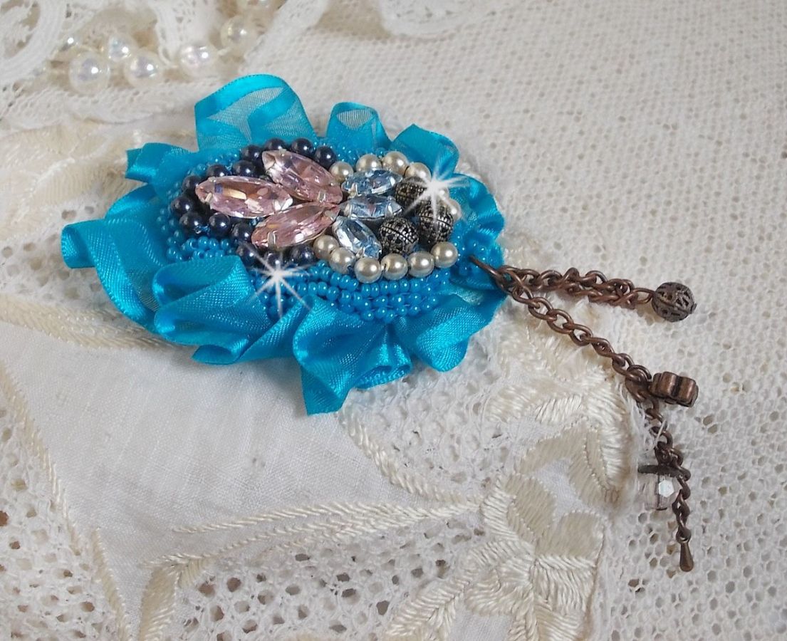 Belle Epoque Haute-Couture broche is geborduurd met Swarovski kristallen, ronde parels, bedels, lint en rocailles.