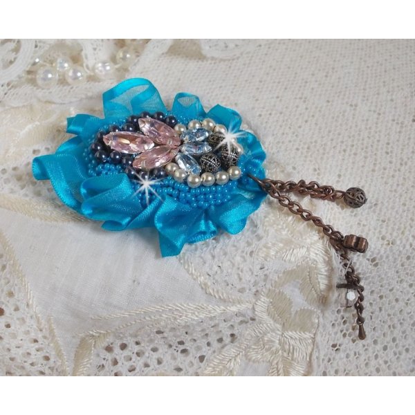 Belle Epoque Haute-Couture broche is geborduurd met Swarovski kristallen, ronde parels, bedels, lint en rocailles.