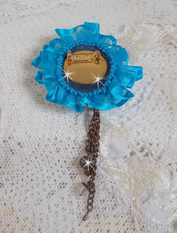 Belle Epoque Haute-Couture broche is geborduurd met Swarovski kristallen, ronde parels, bedels, lint en rocailles.
