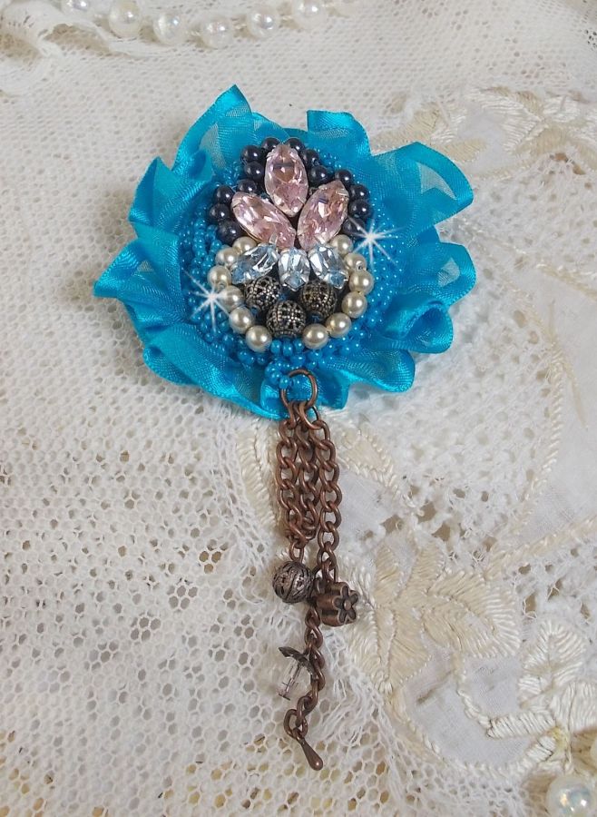 Belle Epoque Haute-Couture broche is geborduurd met Swarovski kristallen, ronde parels, bedels, lint en rocailles.