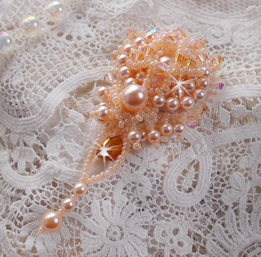 Idylle Beauty broche geborduurd met Swarovski kristallen, ronde parels en rocailles