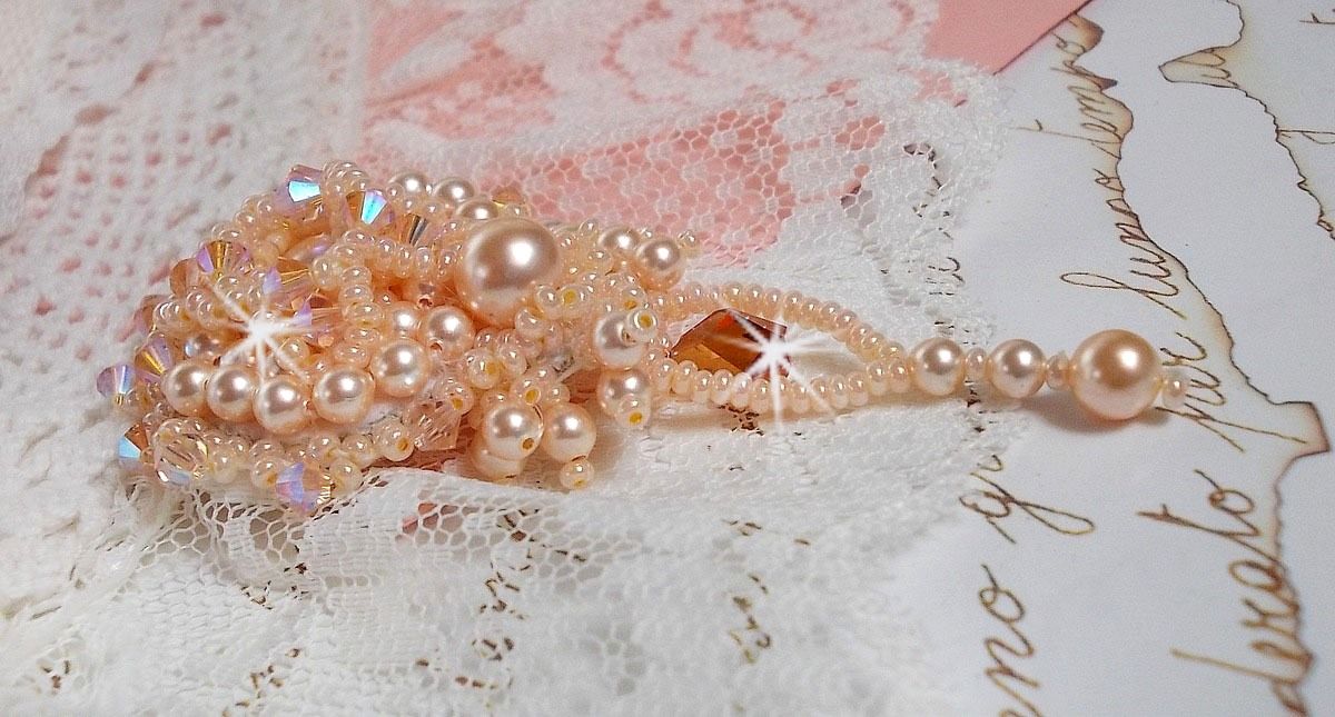 Idylle Beauty broche geborduurd met Swarovski kristallen, ronde parels en rocailles
