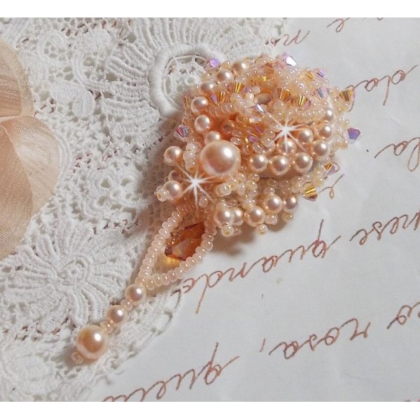 Idylle Beauty broche geborduurd met Swarovski kristallen, ronde parels en rocailles