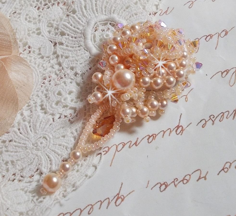 Idylle Beauty broche geborduurd met Swarovski kristallen, ronde parels en rocailles
