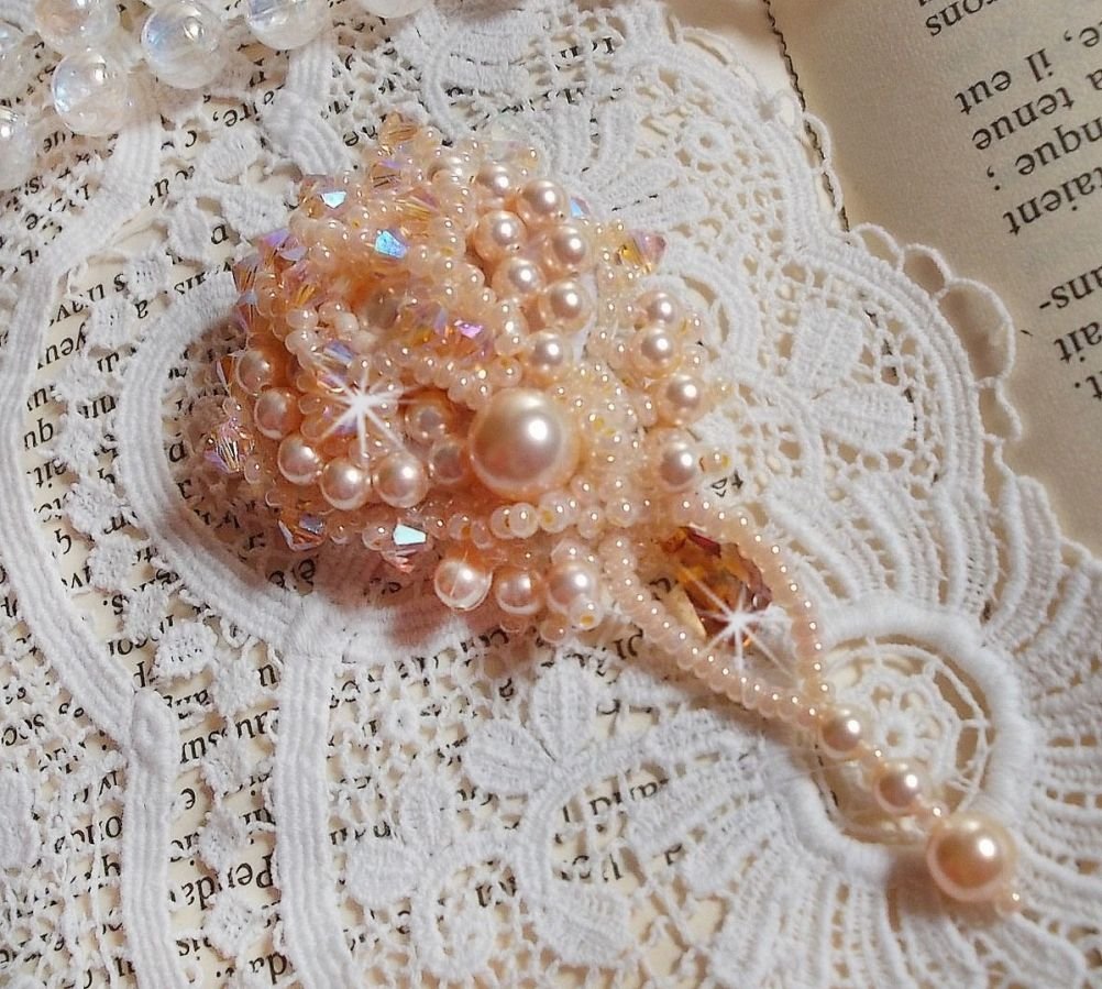 Idylle Beauty broche geborduurd met Swarovski kristallen, ronde parels en rocailles