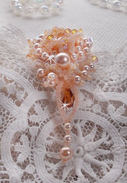 Idylle Beauty broche geborduurd met Swarovski kristallen, ronde parels en rocailles