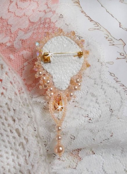 Idylle Beauty broche geborduurd met Swarovski kristallen, ronde parels en rocailles