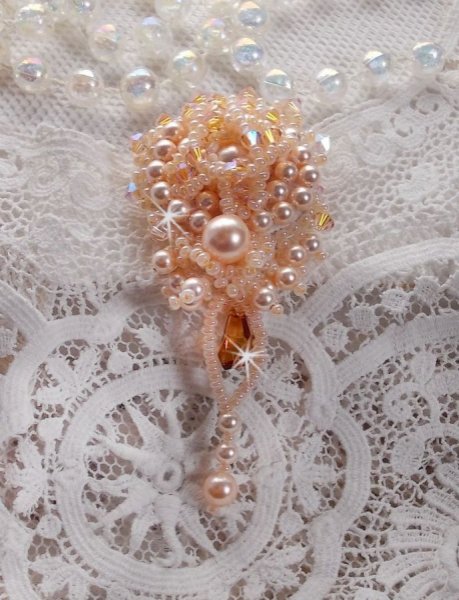 Idylle Beauty broche geborduurd met Swarovski kristallen, ronde parels en rocailles