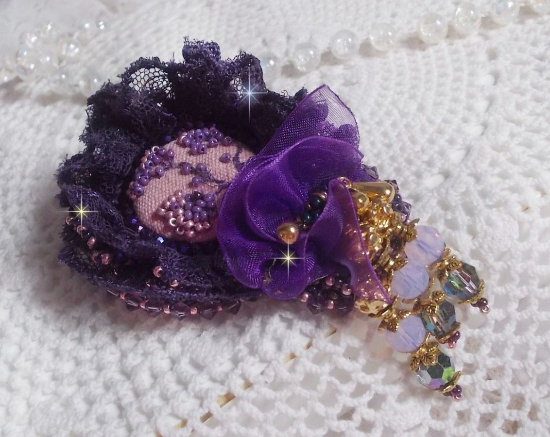 Romantische Lady broche geborduurd met jaren 50 paars kant, kristallen, rocailles en glazen kralen