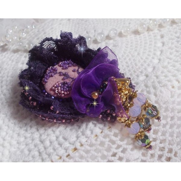 Romantische Lady broche geborduurd met jaren 50 paars kant, kristallen, rocailles en glazen kralen