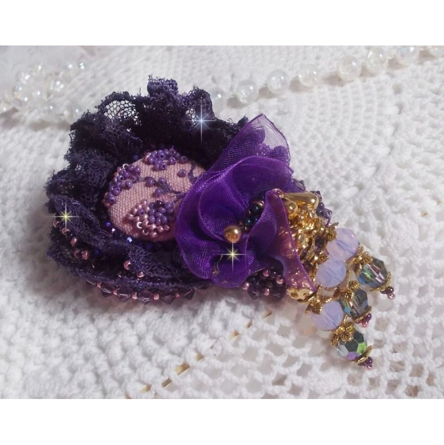 Romantische Lady broche geborduurd met jaren 50 paars kant, kristallen, rocailles en glazen kralen