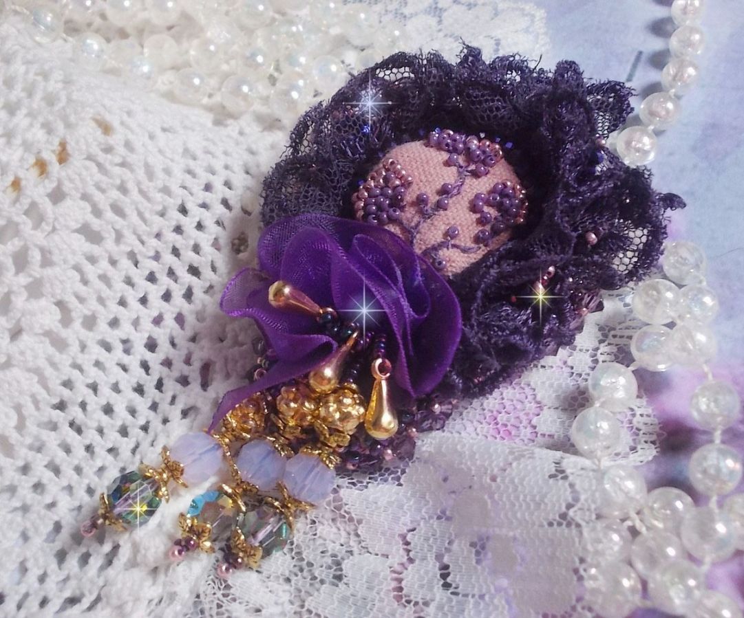 Romantische Lady broche geborduurd met jaren 50 paars kant, kristallen, rocailles en glazen kralen