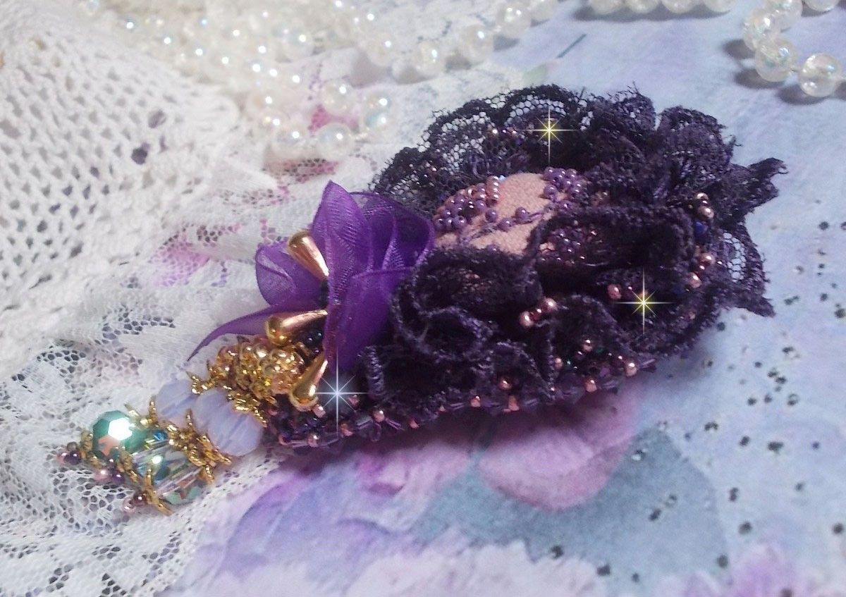Romantische Lady broche geborduurd met jaren 50 paars kant, kristallen, rocailles en glazen kralen