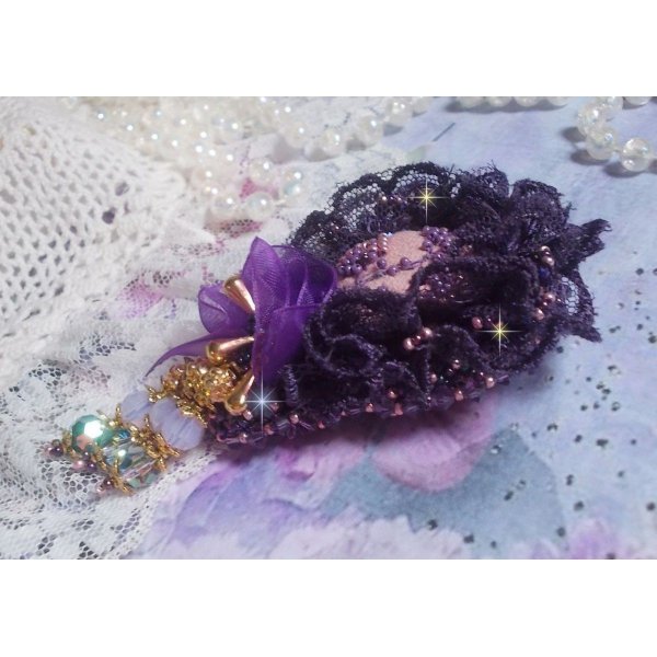 Romantische Lady broche geborduurd met jaren 50 paars kant, kristallen, rocailles en glazen kralen