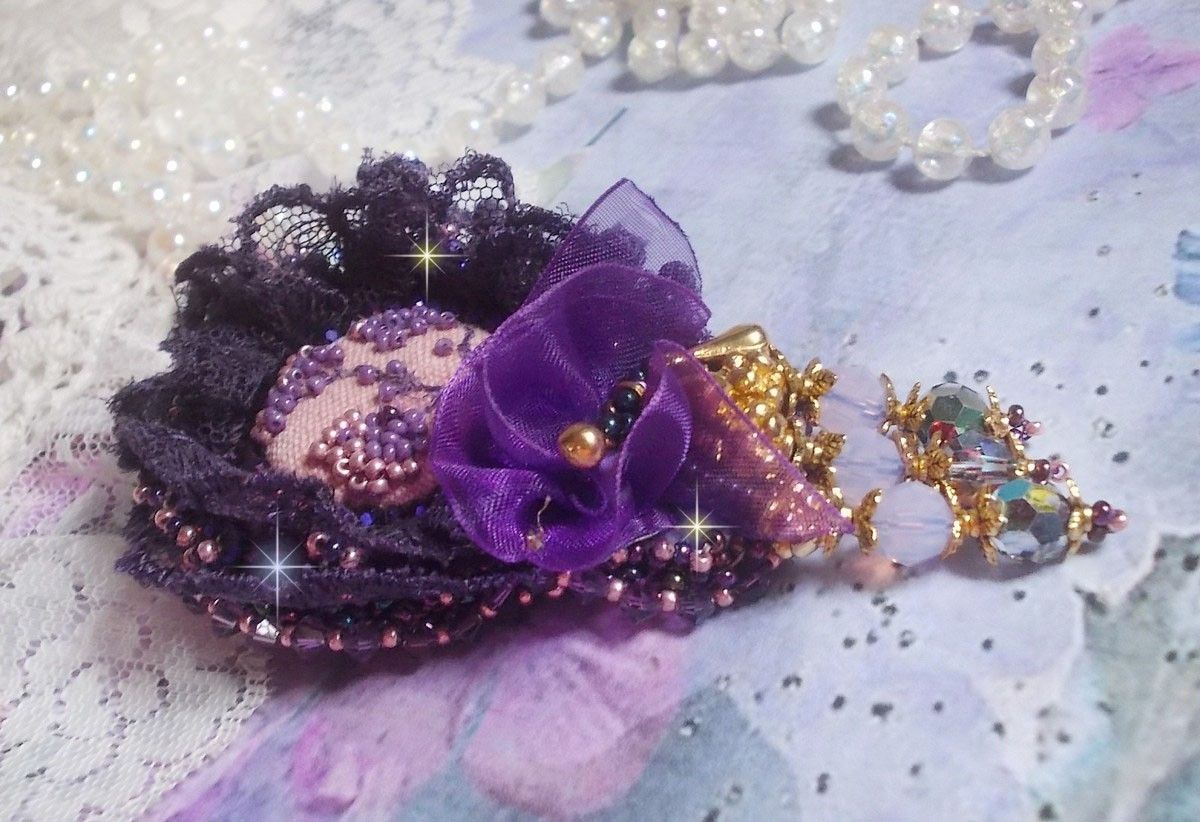 Romantische Lady broche geborduurd met jaren 50 paars kant, kristallen, rocailles en glazen kralen
