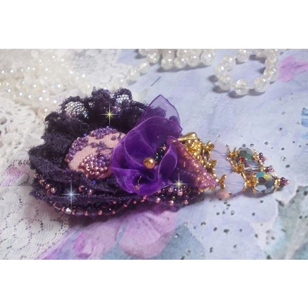 Romantische Lady broche geborduurd met jaren 50 paars kant, kristallen, rocailles en glazen kralen