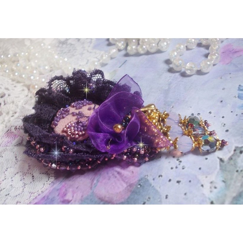 Romantische Lady broche geborduurd met jaren 50 paars kant, kristallen, rocailles en glazen kralen