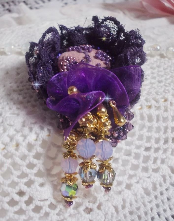 Romantische Lady broche geborduurd met jaren 50 paars kant, kristallen, rocailles en glazen kralen