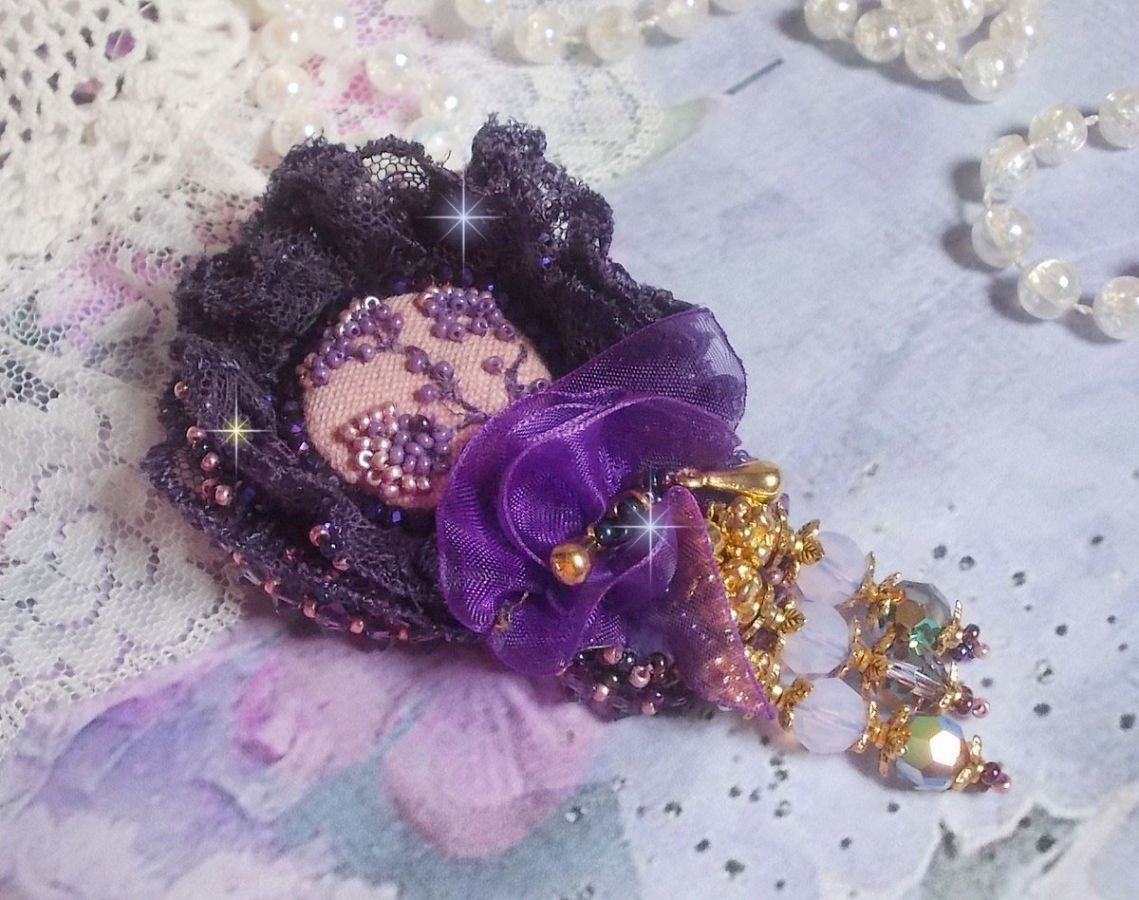 Romantische Lady broche geborduurd met jaren 50 paars kant, kristallen, rocailles en glazen kralen