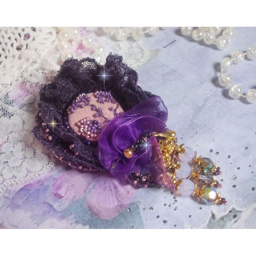 Romantische Lady broche geborduurd met jaren 50 paars kant, kristallen, rocailles en glazen kralen