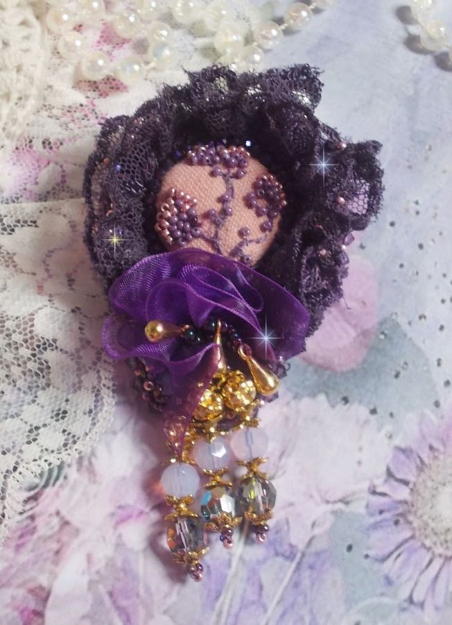 Romantische Lady broche geborduurd met jaren 50 paars kant, kristallen, rocailles en glazen kralen