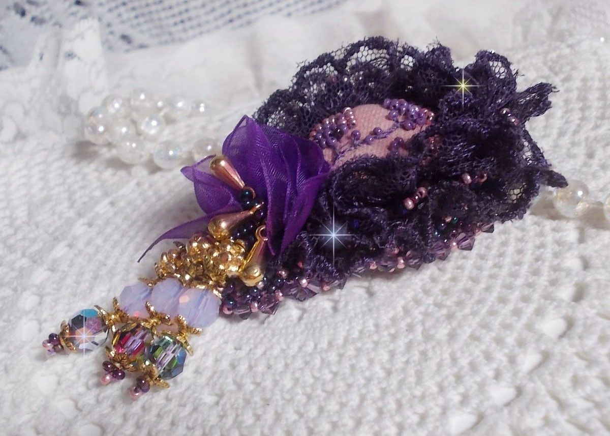 Romantische Lady broche geborduurd met jaren 50 paars kant, kristallen, rocailles en glazen kralen