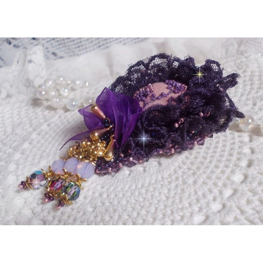 Romantische Lady broche geborduurd met jaren 50 paars kant, kristallen, rocailles en glazen kralen