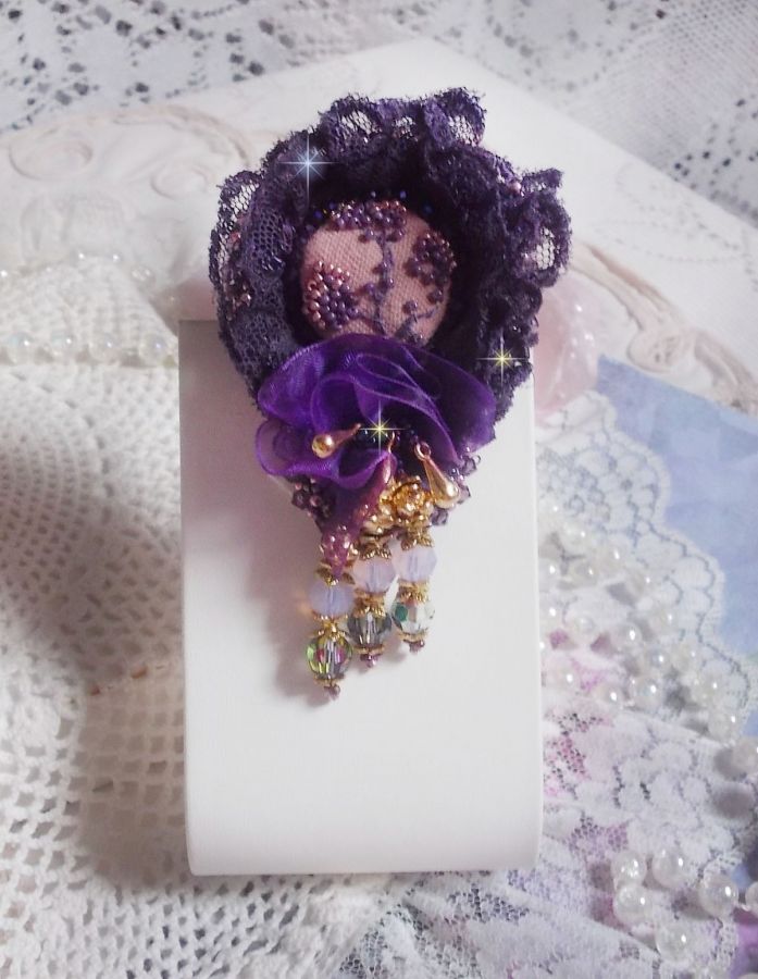 Romantische Lady broche geborduurd met jaren 50 paars kant, kristallen, rocailles en glazen kralen