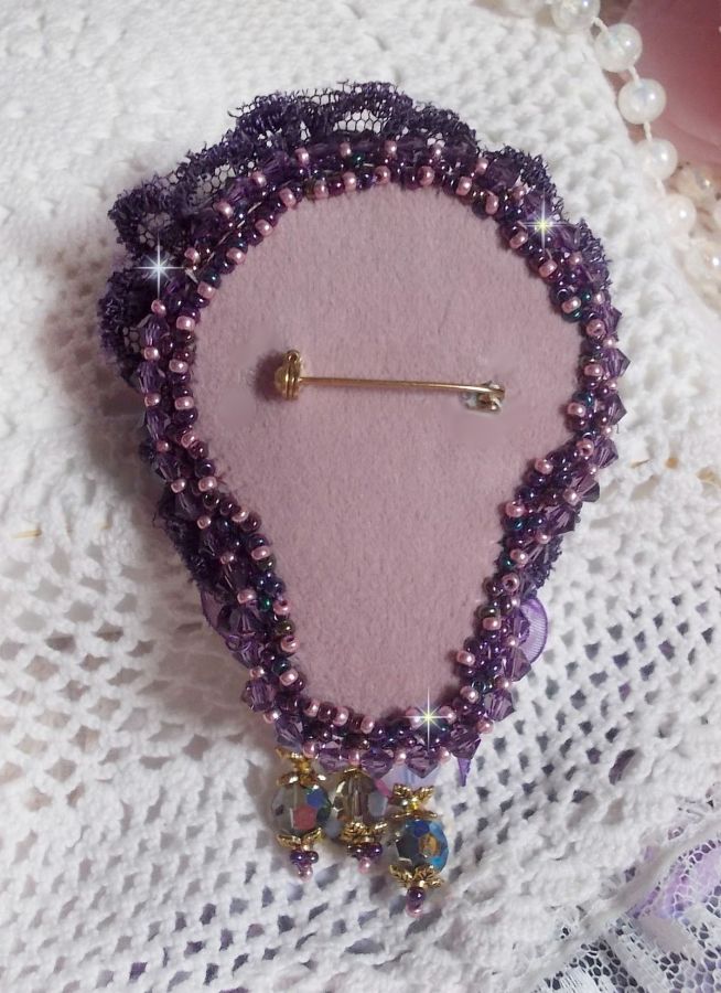 Romantische Lady broche geborduurd met jaren 50 paars kant, kristallen, rocailles en glazen kralen