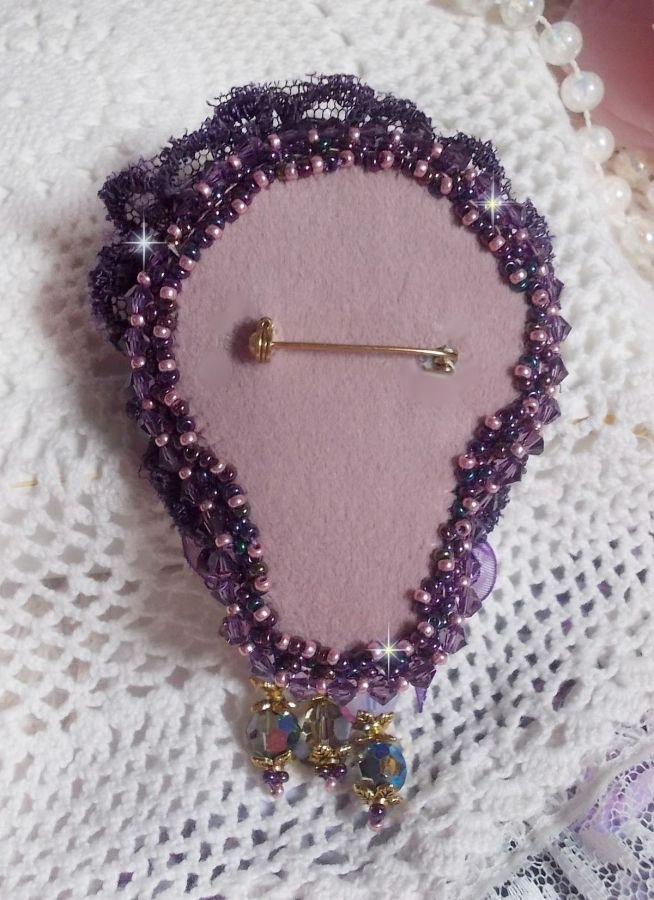Romantische Lady broche geborduurd met jaren 50 paars kant, kristallen, rocailles en glazen kralen